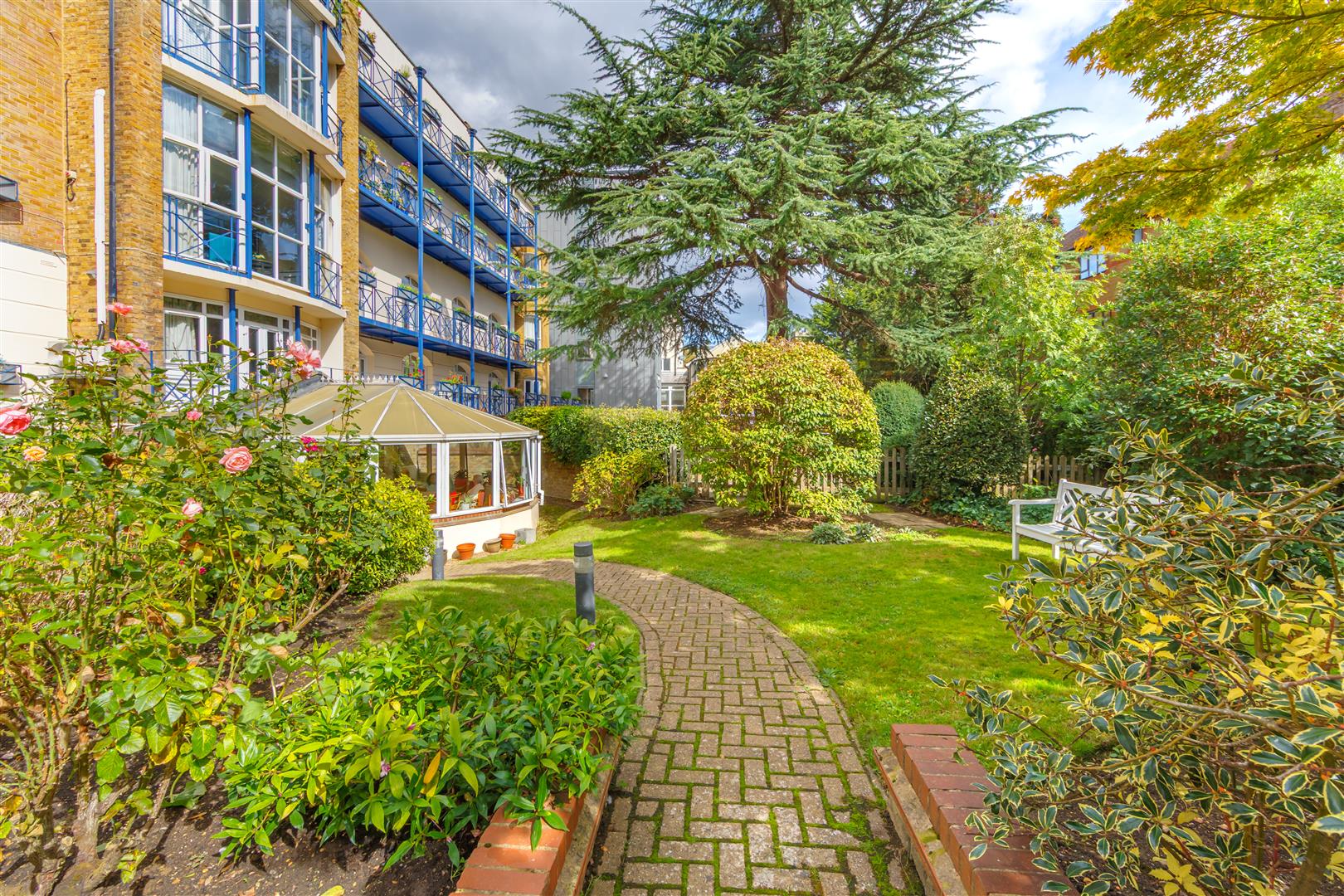 VYEWlDXURkWMwITF23-vYg